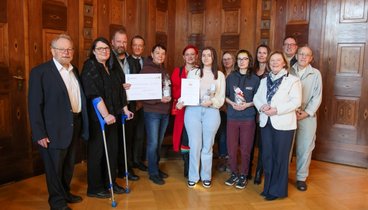 © Benjamin Böhm, Regierung von Oberfranken Vertreter*innen der VHS Hofer Land bei der Verleihung des Integrationspreis 2025.