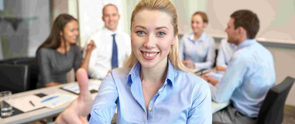 © lizenziert by Ingram Images Businessfrau hält Daumen hoch